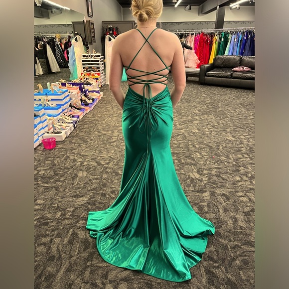 Faviana Glamour formal dress size 6 - Picture 2 of 9